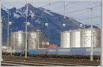 Das Tanklager in Buchs SG leuchtet in der Nachmittagssonne. (02.02.2009)