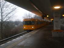 Berlin: Die U6 nach U-Bahnhof Alt-Mariendorf im U-Bahnhof Scharnweberstra�e.