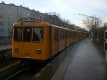 Berlin: Die U1 nach U-Bahnhof Uhlandstra�e im U-Bahnhof Schlesiches Tor.