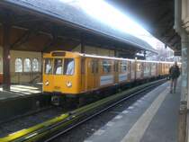 Berlin: Die U1 nach S+U Bahnhof Warschauer Stra�e im U-Bahnhof Schlesiches Tor.