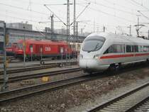 Eben noch auf der Strecke, jetzt schon im Bw: 4011 590-9  Wien  neben seinem Hercules-Landsmann 2016 074-3 am 06.02.09 im Bw M�nchen Hbf.