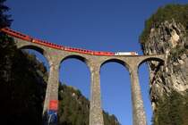RE 1153 (Chur/St. Moritz) gezogen von Ge 4/4 III 641  Maienfeld  mit Werbung f�r  coop  �berquert den Landwasser-Viadukt. (Foto: von meiner Frau Gabi am 10.10.2008, zeitgleich wie Bild 259623 von oben)