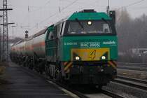 Kaum angekommen und kurz orientiert: Und schon kam die erste �berraschung des Tages.. Vossloh G 2000 BB der R4C (R4C 2005) vor einem Chemiezug der BASF. Aufgenommen in Ludwigshafen-Oggersheim am 6. Feb. 2009.