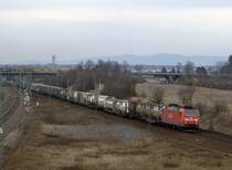 185 118-7 f�hrt nachmittags mit ihrem Containerzug in Neulu�heim Richtung Karlsruhe. 02.02.2009