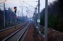 ES 64 U2 - 100 der Hupac wartet am 05.02.09 bei Burgkemnitz auf die Streckenfreigabe. Auf dem  richtigen  Streckengleis fuhr kurz zuvor ein IC mit BR 120 durch.