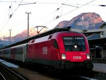 1116 132-0 verl�sst bei den letzten Sonnenstrahlen mit REX1510 W�rgl-Hbf.; 090204