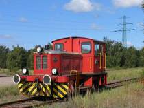 Die Diesellok V 2, gebaut 1957 von Kl�ckner-Humboldt-Deutz, Fabriknummer 56744, der Arbeitsgemeinschaft Geesthachter Eisenbahn wartet auf den Museumszug aus Bergedorf S�d, um an diesem bis Kr�mmel mitzulaufen und dort die Rangiert�tigkeit zu verrichten. Geesthacht, 14.09.2008
