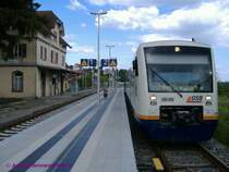 Exoten auf der G�ubahn: Da diese 2006 wegen der Elektrifizierung nicht durchgehend befahrbar war, wurden die �ber die Kinzigtalbahn nach Freudenstadt-Hauptbahnhof fahrenden OSB-Zugl�ufe zeitweise bis nach Schopfloch verl�ngert. Die beiden OSB VT511 und VT529 stehen bereit zum Zuglanglauf der OSB nach Bad Griesbach, der �ber Strecken der G�ubahn, Kinzigtalbahn, Schwarzwaldbahn, Rheintalbahn und Renchtalbahn f�hrt.
05.07.2006