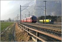 Be 4/4 515 liefert sich ein Wettrennen mit einem Lastwagen auf der A13 bei Chur West. (30.01.2009)