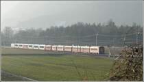 RE1153 mit Glacier Express Abteilung zieht Richtung Felsberg ins schr�g einfallende Abendlicht. (30.01.2009)