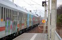 V�llig zugeschmiert waren am 08.02.09 die Wagen 3 und 4. Fotografiert bei der Durchfahrt durch Burgkemnitz.