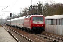 120 139 schiebt am schiebt am 08.02.09 einen IC aus Berlin kommend durch Burgkemnitz Richtung Leipzig.