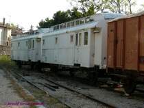 Die beiden alten 2-achsigen Postwagen RT2-LY141 und RT2-LY142 geh�rten zuletzt der France-Telecom.

Arles-RDT13
12.09.2007