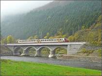 Die runderneuerte Sauerbr�cke bei Michelau einmal aus der anderen Richtung gesehen mit einem Triebzug der BR 2000 auf seiner Reise von Wiltz nach Luxemburg. 26.10.08 (Jeanny)