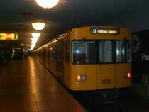 Berlin: Die U7 nach S+U Bahnhof Rathaus Spandau im U-Bahnhof Paulsternstra�e.
