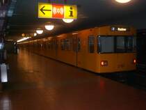 Berlin: Die U7 nach U-Bahnhof Rudow im U-Bahnhof Paulsternstra�e.