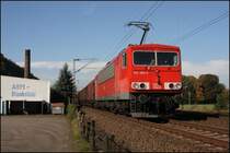155 180 tr�gt nach ihrer Untersuchung das  neue  DB Logo mit kurzen Kontrastbalken und ist am sonnigen 12.10.2008 mit dem Coilzug CS 61233 von Oberhausen-West nach Finnentrop unterwegs.