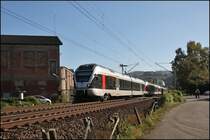 ET22001 ist mit einem weiteren ET22 und ET23 als RE16 (ABR99647) von Siegen/Iserlohn nach Essen unterwegs. Hier aufgenommen bei Hohenlimburg am 12.10.2008.
