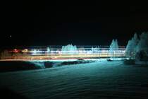 Ein X 52 von Veolio am 30.12.2008 in Torpshammar.
Die hellen Blitze stammen von dem Kontakt des Pantographens mit der Oberleitung.