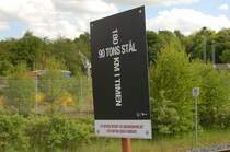 Mit diesem Schild versucht die DSB deutlich auf die Gefahr des Gleis�berschreitens aufmerksam zu machen. Die Schrift die an ein Kreuz erinnert bedeutet  90 Tonnen Stahl und 180 Km/h Schnell . Die rote Schrift bedeutet so viel wie  Beim �berschreiten der Gleise besteht Todesgefahr und es ist verboten . Einige lassen sich davon im Bahnhof Lunderskov an diesem Tag aber auch nicht abschrecken. Sommer 2008 