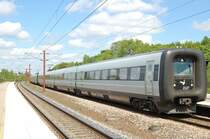 Der DSB IR4 2127, von �sterport nach S�nderborg, in Lunderskov. Die 2127 Einheit hielt im Bahnhof nicht an und kuppelte den hinteren Teil, wie man auf dem Bild an der L�cke zwischen den Einheiten etwas erkennen kann, w�hrend der fahrt im Bahnhof ab. Sommer 2008
