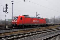 Keine zwanzig Minuten sp�ter kam 185 185-6 mit einem leeren Containertragwagenzug zur�ck. (Feb. 2009)