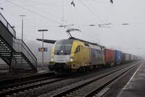 Musik auf Schienen, die selbst den Nebel lichtet: ES 64 U2-015 mit der typischen Taurus-Tonleiter beim Beschleunigen durch Ludwigshafen-Oggersheim am 7. Februar 2009.