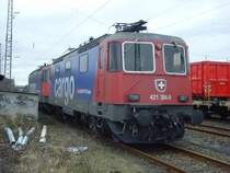Re 421 384-9 steht mit einer ihrer vielen Schwestern abgeb�glet im Freiburger Gbf. 09.02.09