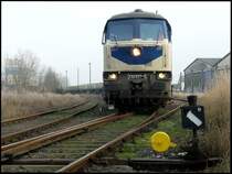 Ei.L.T. 232 037-2 wartet mit einem Leerzug am 01.12.2008 in Grimmen-Sch�tzenplatz auf ihre Weiterfahrt.