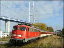 115 346-9 mit EC 371 von Binz nach Prag passiert am 25.10.2008 den Bahnhof Stralsund-Rügendamm.