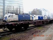 Wer sich f�r die Taurus-Lokomotiven der Wiener Lokalbahnen AG interessiert, sollte den Donauuferbahnhof auf dem Wiener Handelskai aufsuchen (kurz nach der Reichsbr�cke Richtung Floridsdorfer Br�cke). Am 6.2.2009 wurde  die nagelneue 1216 950-6 von zwei Fahrzeugen der Baureihe ES 64 U2 in die Zange genommen.