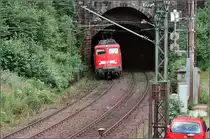 Nordportal des großen Triberger Tunnels mit 110 450-4 und dem Regionalexpress nach Konstanz. Das Bild ist zwar nicht technisch gut, aber bereits historisch. Gesehen am 17. August 2006.
