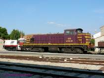 Die ehemalige CFL 853 sonnt sich hier im franz�sischen S�den bei der RDT13 in Arles.
Die RDT13 hat von der CFL vier Loks der vormaligen CFL-Reihe 850/900 f�r ihren G�terverkehr gekauft.
Diese von Brissoneau & Lotz in Paris gebauten Loks entsprechen der SNCF-Reihe BB 63000. 
Die regionale Transportgesellschaft RDT13 (R�gie D�partementale des Transports des Bouches-du-Rh�ne =D�partement13) betreibt au�er Busverkehr auch einige Schienenstrecken im G�terverkehr und Touristenz�ge in der Gegend um Arles.
Arles-RDT13
12.09.2007