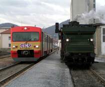 Nach einem neuerlichen Zylinderwechsel ist die 671 der GKB seit 2.2.2005 wieder betriebsbereit und wird am 8.2.05 einen IGE Eisenbahn-Romantik-Sonderzug von Graz nach Wies und wieder retour f�hren - hier wartet sie die Einfahrt eines Regionalzuges ab, bevor es mit den Probefahrten weitergehen konnte