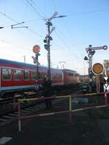110 430 passiert am 5. Februar 2005 die Ausfahrtsignalgruppe des Gleises 102. Rechts im Bild, das Zwergformsignal und ein Formvorsignal f�r das Gleis 101. Wer entdeckt den Eisenbahnfan, der die Ausfahrt filmt? Erkennt sich jemand wieder, wenn ja, bitte an mich wenden. ;-)