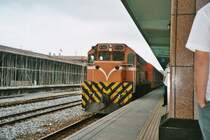 R 190 bei der Einfahrt in den Bahnhof von Hualien im Osten Taiwans