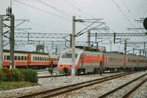 Ein E 1000 bei der Einfahrt in den Bahnhof Hualien im Osten Taiwans! Anders ausgedr�ckt, der ,,ICE Taiwans'' ( Im Moment noch). Bringt aber nur 130 km/h auf die Schiene!