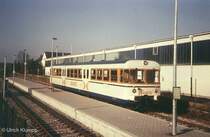 SWEG VT 108 im Jahr 1990 in M�nzesheim (Strecke Bruchsal-Menzingen). Der VT hat heute die Bezeichnung VT 452, ist wei�/rot/grau lackiert und geh�rt zum Bestand der AVG, die ihn im Sonderzugverkehr einsetzt.