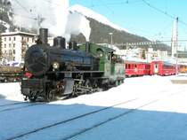  Davosrundfahrt  Lok 107 vor dem Depot in Davos.Das 
Lokpersonal ist beim Mittagessen.06.02.05