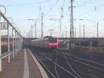 146 122 ist die momentan letzgelieferte Frankfurter 146. Mit einem RE nach Fulda verl��t sie am 5.2.2005 den Hanauer Hauptbahnhof.