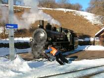  Davosrundfahrt  Mit vereinten Kr�ften wird die Lok in die neue Fahrtrichtung(Tiefenkastel)gedreht.Filisur 06.02.05
