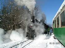 Der Dampfbummelzug Weiz-Birkfeld steht zur Abfahrt bereit.
Der Zug ist bespannt mit der 83.180 + Kh101 mit dabei das SWR Eisenbahnromantikteam mit zahlreichen Eisenbahnfreunden aus Europa.
Kh 101:Nach dem Vorbild der Kh1 der �BB lie� die StLB 1926 die Kh101 f�r die Murtalbahn und 1930 die Kh111 f�r die Feistritztalbahn bei der Krauusschen Fabrik bauen.

83.180:Die bosnische 83 180 ist derzeit unsere st�rkste, und dank der neuesten �berholung unsere beste Maschine. Sie wird mit Sicherheit dieses Jahr die Hauptlast des Verkehrs tragen. 
<a href= http://www.bahnbilder.de/kauf  target= _blank ><img src= http://www.bahnbilder.de/counter/counter_new.php?key=335024393  alt= Bahnbilder.de  title= bahnbilder.de  border= 0 ></a>




