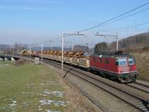 Re 4/4 11355 am 8.2.05 mit einem Schotterzug kurz nach der Reussbr�cke zwischen Oberr�ti und Rotkreuz