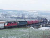 Re 10/10 am 8.2.05 mit einem gemischten G�terzug am 8.1.05 auf der Reussbr�cke zwischen Oberr�ti und Rotkreuz