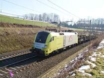 ES 64 U2-098 mit einem leeren Autotransporter am 8.2.05 kurz vor der Reussbr�cke zwischen Rotkreuz und Oberr�ti