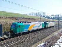Die ziemlich neue Br 185 541-0 f�hrt zusammen mit Br 185 533-7 am 8.2.05 in Richtung S�den. Hier sind sie auf dem Streckenabschnitt zwischen Oberr�ti und Rotkreuz