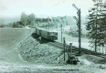 Historisches von 1980: Ein Hofer 798/998 kommt von Selb Stadt herauf und passiert das E-Sig von Selb-Plössberg. Das Foto entstand vom Damm der Strecke nach Asch/Tschechien aus. Heute gibt es natürlich keinen Schienenbus mehr hier, die Signale sind weg und genau an der Stelle des Zuges ist eine Brücke, unten durch geht die Umgehungsstraße Richtung Tschechien. Genau die Straße die die Strecke nach Asch unterbrochen hat.....