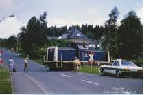 Irgendwann in den 80er Jahren: 211303 vom Bw Hof hat wohl gerade einen Kohlens�urewagen zur Ladestelle Wiede gebracht. Das war bis 1986 das letzte Teilst�ck der H�llentalbahn, das bedient wurde.
 Wir sehen die Lok bei der R�ckfahrt zum Bf. Marxgr�n als sie die Stra�e nach Lichtenberg mit Polizeischutz �berquert. In den Jahren davor blieb die Lok w�hrend des Ladevorgangs (halber Nachmittag oder so) am Wagen an der Ladestelle stehen, weil kein Prellbock richtung weitere Strecke bestand .... Zum Aufnahmezeitpunkt musste schon in den Bf. zur�ckgefahren werden weil ein Prellbock aufgebaut war.

Die Initiative HOELLENNETZ e.V. k�mpft seit Jahren f�r die Wiederinbetriebnahme diese immer noch gewidmeten Strecke, die in nur knapp 6 Km bayerisches und th�ringisches Netz (beide in Betrieb) verbinden und grosse Effekte bringen w�rde!