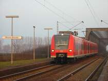 Hier sieht man die 425-250 die gerade bei der Durchfahrt
von Worms Br�cke ist kurz zuvor ist einen Doppelstock nach Biblis gefahren der ET425 f�hrt jetzt an Gleis 9 und der Doppelstockzug der Vorher von Gleis 9 gefahren ist f�hrt dann nach Gleis 3 und von dort als Leerfahrt nach Ludwigshafen. Dies l�uft jeden Tag so ab bis 16:43 f�hrt einen Doppelstockzug und bevor dieser in Biblis ist f�hrt die ET425 auf das Gleis auf dem der Zug vorher Stand und dann ab 17:43 f�hrt die ET425 nach Biblis.