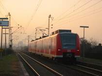 Hier sieht man die 425-250 die bei einem Rotensonnenuntergang nach Worms Hbf f�hrt.
